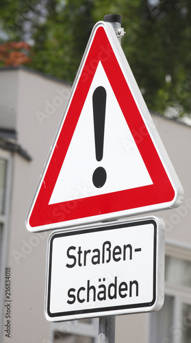 Verkehrsschild Gefahrstelle, Straßenschäden