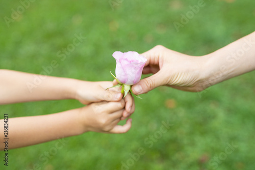花を手渡す親子