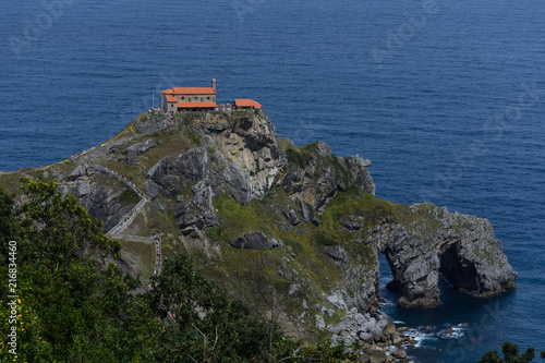 Obraz na plátně Close up to the San juan de Gaztelugatxe's chapel above some rocks at the Basque