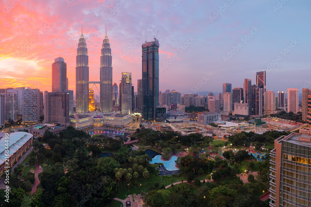 Naklejka premium Kuala Lumpur, Malaysia skyline view at sunset.