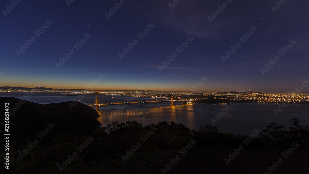 Aufnahme der Golden Gate Bridge in San Francisco mit Lichtspiegelung im Wasser fotografiert bei Sonnenaufgang im Febraur 2015 Aufnahme der Golden Gate Bridge in San Francisco mit Lichtspiegelung im Wasser fotografiert bei Sonnenaufgang im Febraur 2015