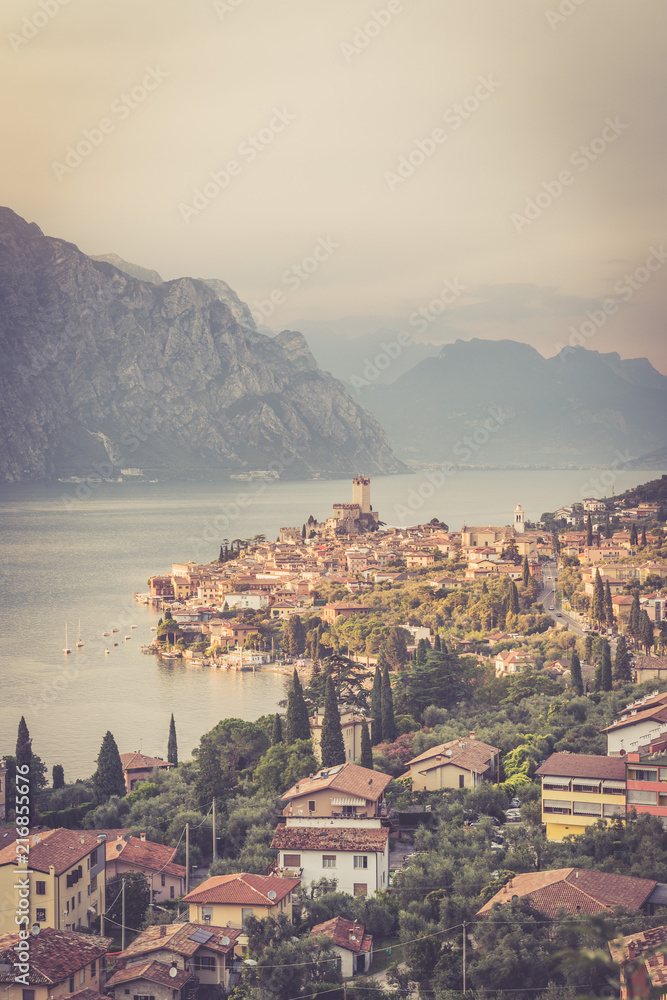 Ausblick auf Malcesine, Gardasee, Italien. Italienische Häuser, See, Berge und Plfanzen. 