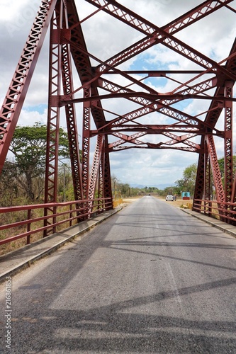 Fototapeta Naklejka Na Ścianę i Meble -  Brücke über einen Fluss - Kuba