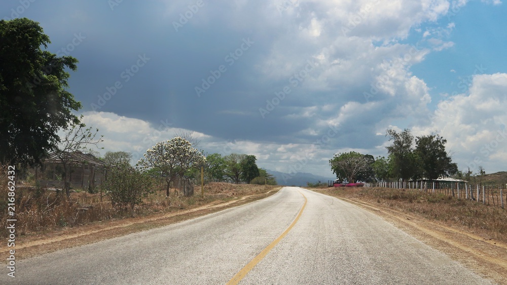 Naklejka premium Landstraße - Straße auf Kuba