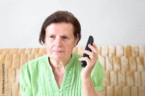 Obraz na płótnie Seniorin telefoniert