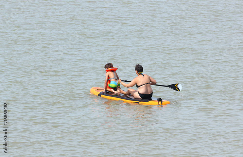Femme et enfant sur un paddle-1