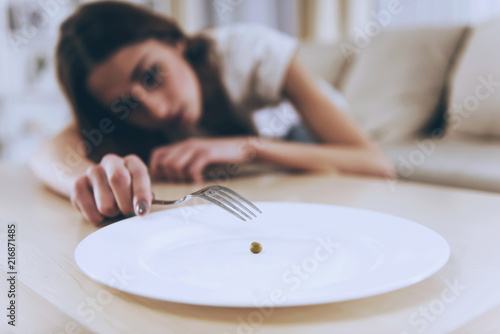 Tableau sur toile Girl on Background Try to Eat.
