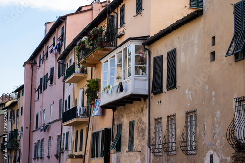 Italian house front © monochrome.colors