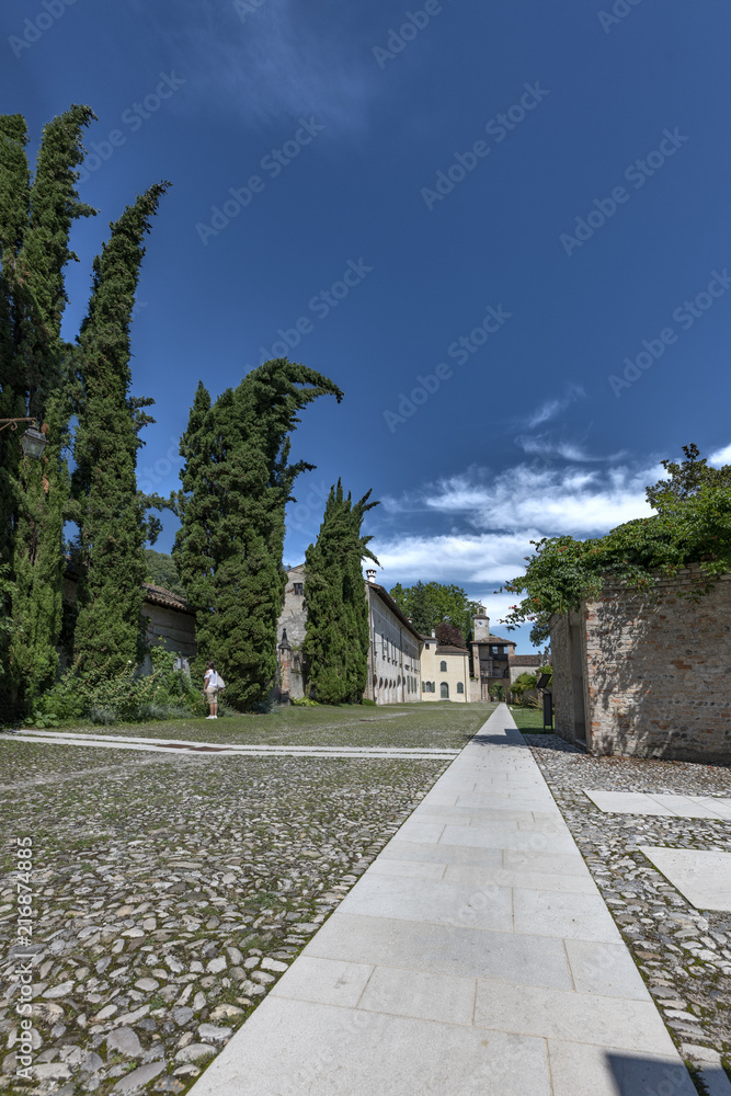 Fototapeta premium Cordovado e la piazza del Castello medioevale
