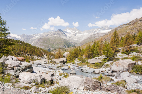 Zermatt, Alpen, Walliser Berge, Zinalrothorn, Ober Gabelhorn, Wellenkuppe, Gletscher, Bergbach, Lärchenwald, Wanderweg, Wallis, Sommer, Schweiz