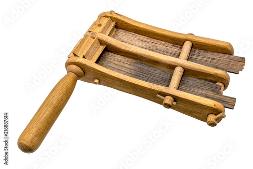 Alte Handgefertigte hölzerne Ratsche / Schnarre freigestellt auf weiß  