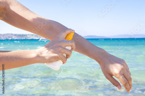 güneşten korunan bayan