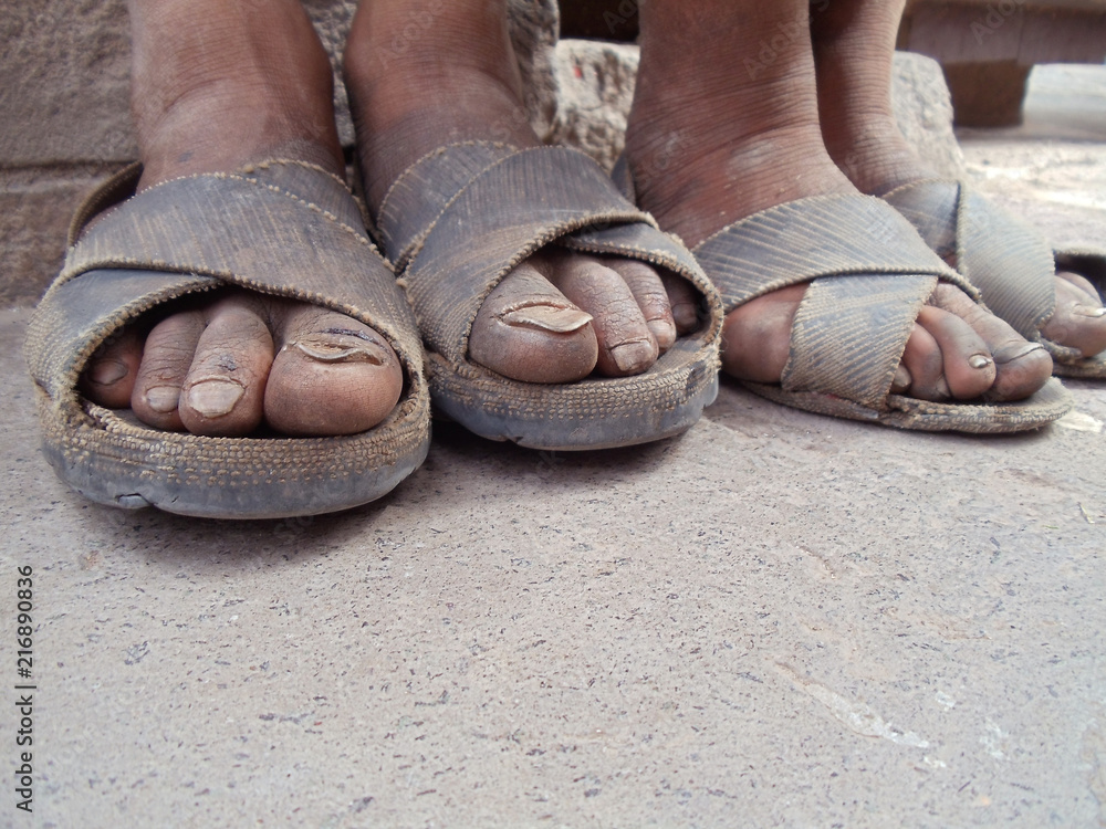 pies andinos con sandalias foto de Stock | Adobe Stock