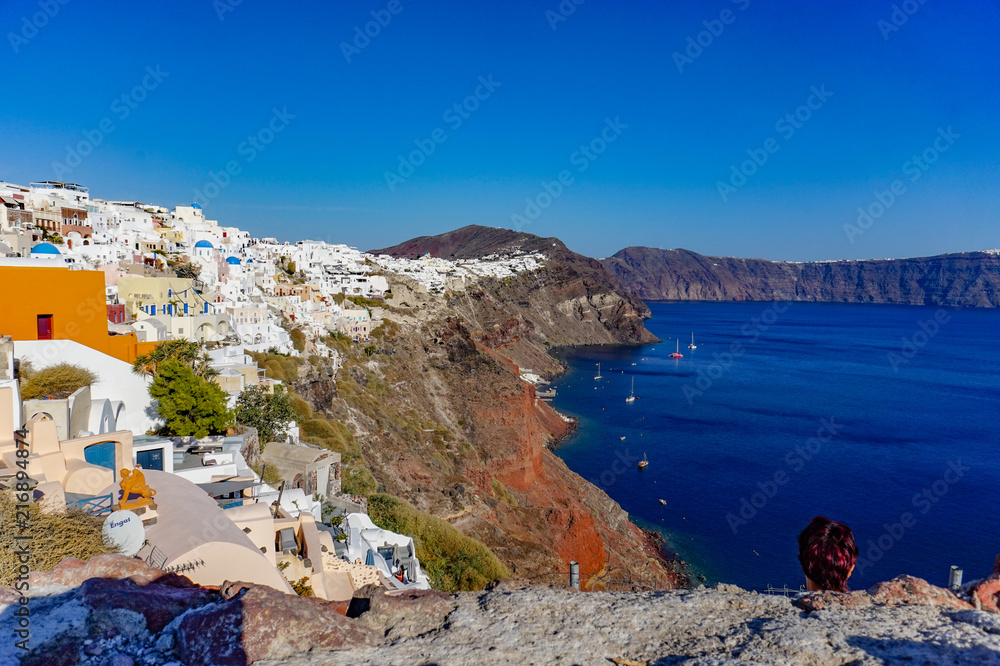Obraz premium Looking down to the sea on Santorini