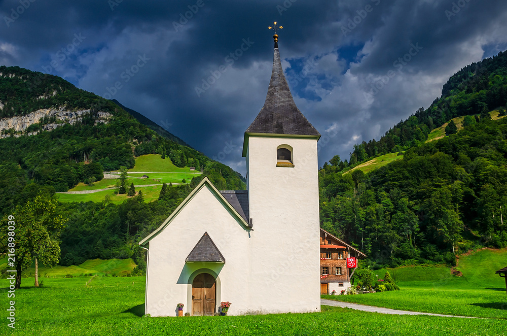 Fototapeta premium Kapelle in den Alpen im Engelbergertal, Nidwalden, Schweiz