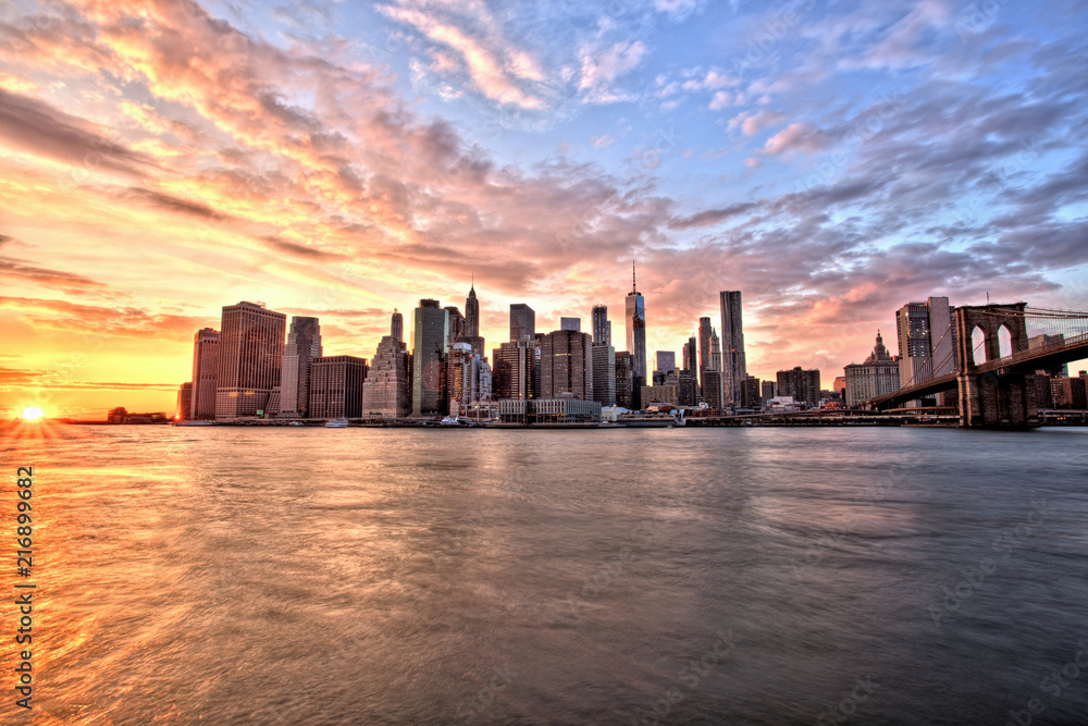 Obraz premium New York City Lower Manhattan with Brooklyn Bridge at Sunset