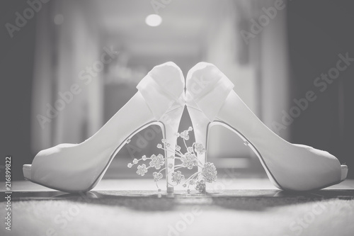 lindo sapato de noiva photo