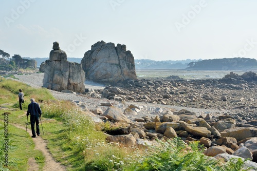 Randonneurs à marée basse entre les îlots de Buguélès en Bretagne