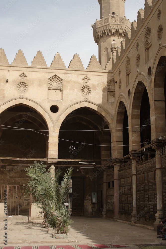 Obraz premium Mosque and ruins