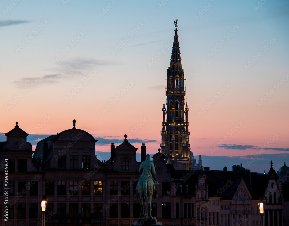 Naklejka premium Pink and blue sunset in Brussels, Belgium, over the Grand-Place