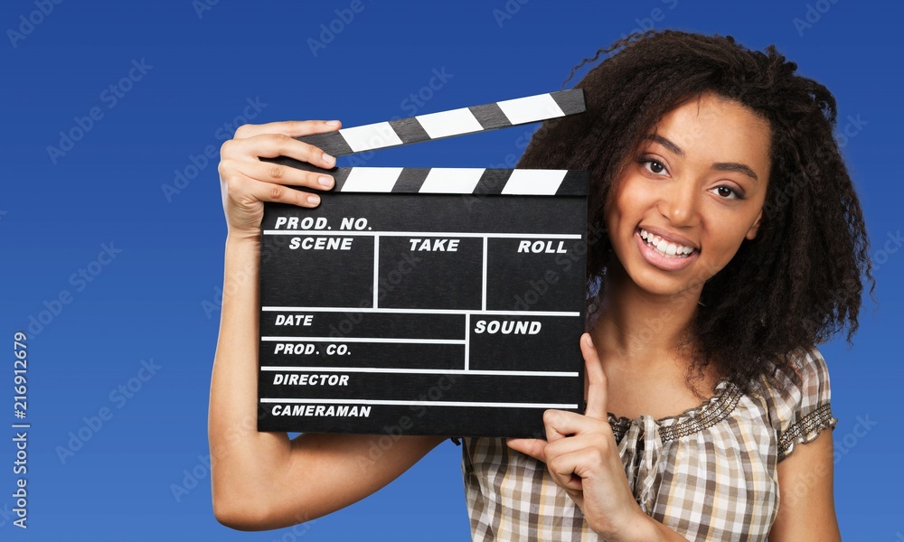 Obraz premium Młoda kobieta z klapy filmu