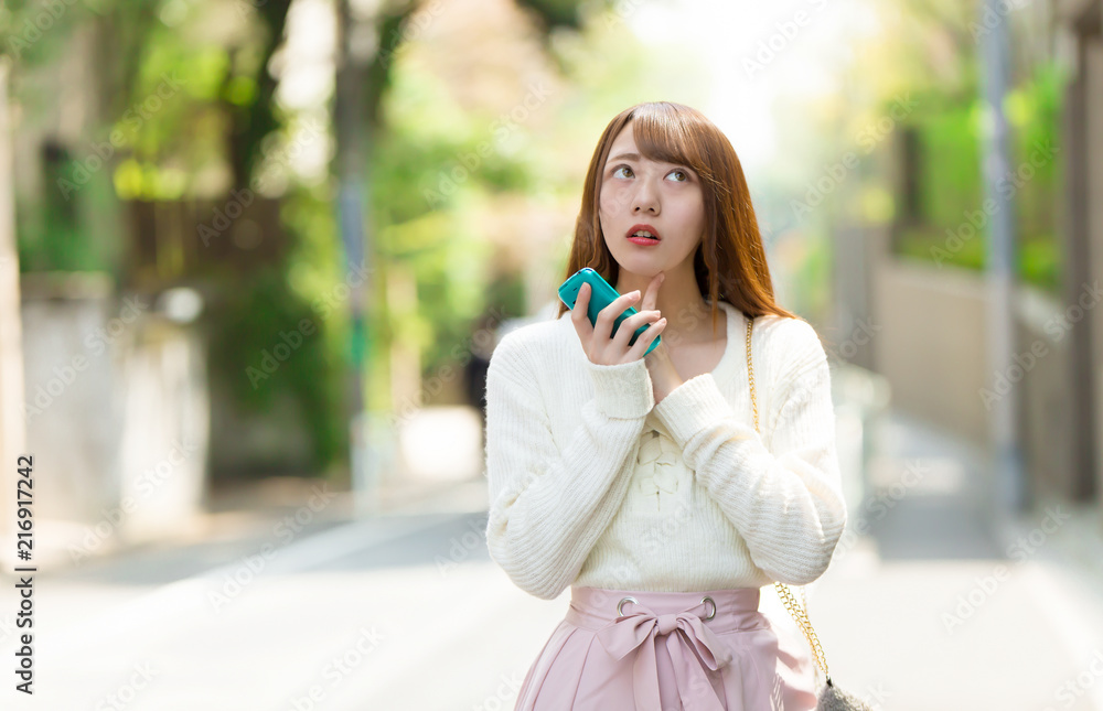 女性・スマホ・悩む 女性・スマホ・悩む