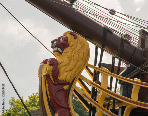 Fotografiet lion figurehead on boat