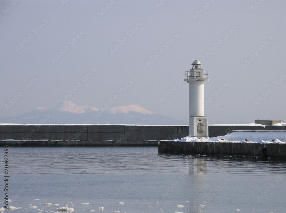 冬の灯台と国後島