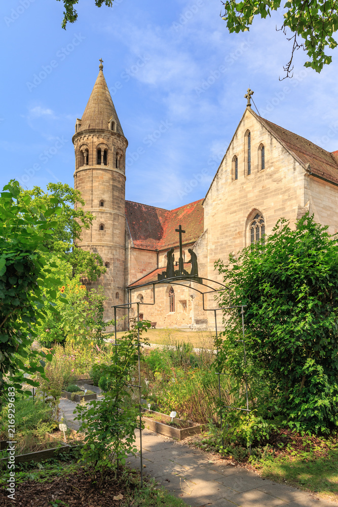 Innenhof des Klosters Lorch mit Kirche und Turm