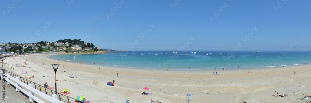Photo panoramique de la plage Trestraou à Perros-Guirec en Bretagne