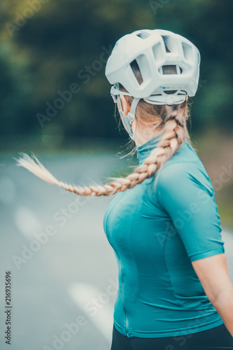 Radsport cycling bike Fahrradfahrer im Helm Rennrad trikot Sport Girl Frau © kenopictures