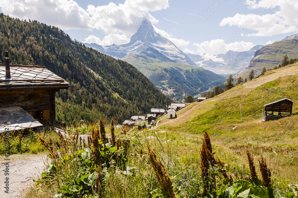 Zermatt, Findeln, Weiler, Wanderweg, Alm, Holzhäuser, Sunnegga, Wallis, Matterhorn, Schweizer Berge, Bergwiesen, Sommer, Schweiz