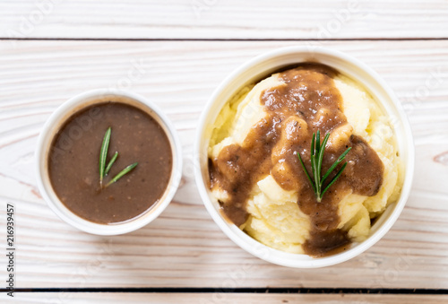 mashed potatoes with gravy sauce