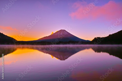 朝焼けと毛嵐が立ち上る精進湖と富士山