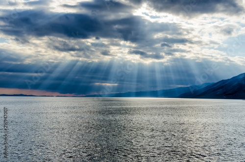 Billede på lærred Sun shining through thick cloudy sky, silver lining