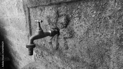 Foto rubinetto dell'acqua di una fontana in bianco e nero