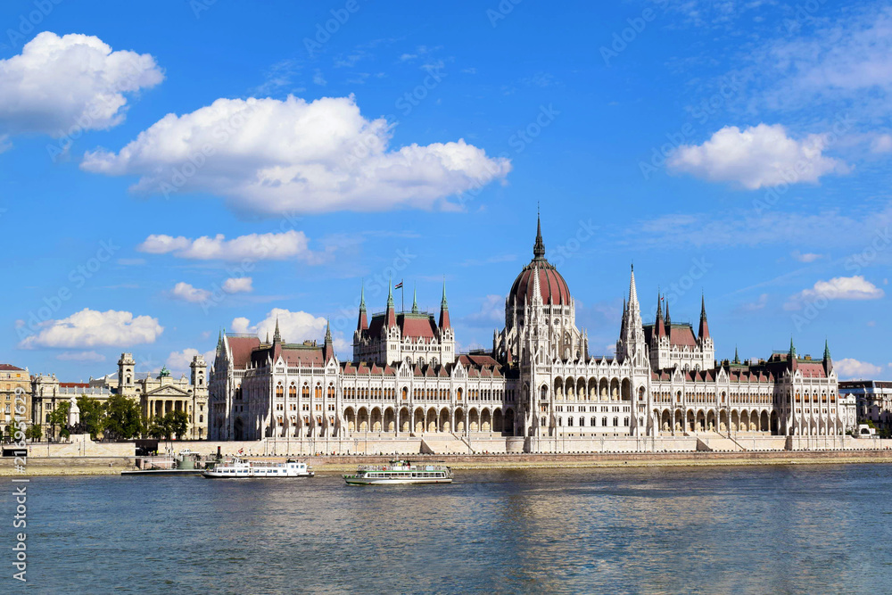 Obraz premium Hungarian Parliament Building It lies in Lajos Kossuth Square, on the bank of the Danube. It is currently the largest building in Hungary. View from the embankment