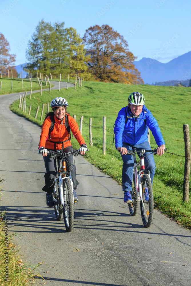 gutgelaunte Radfahrer im Herbst gutgelaunte Radfahrer im Herbst