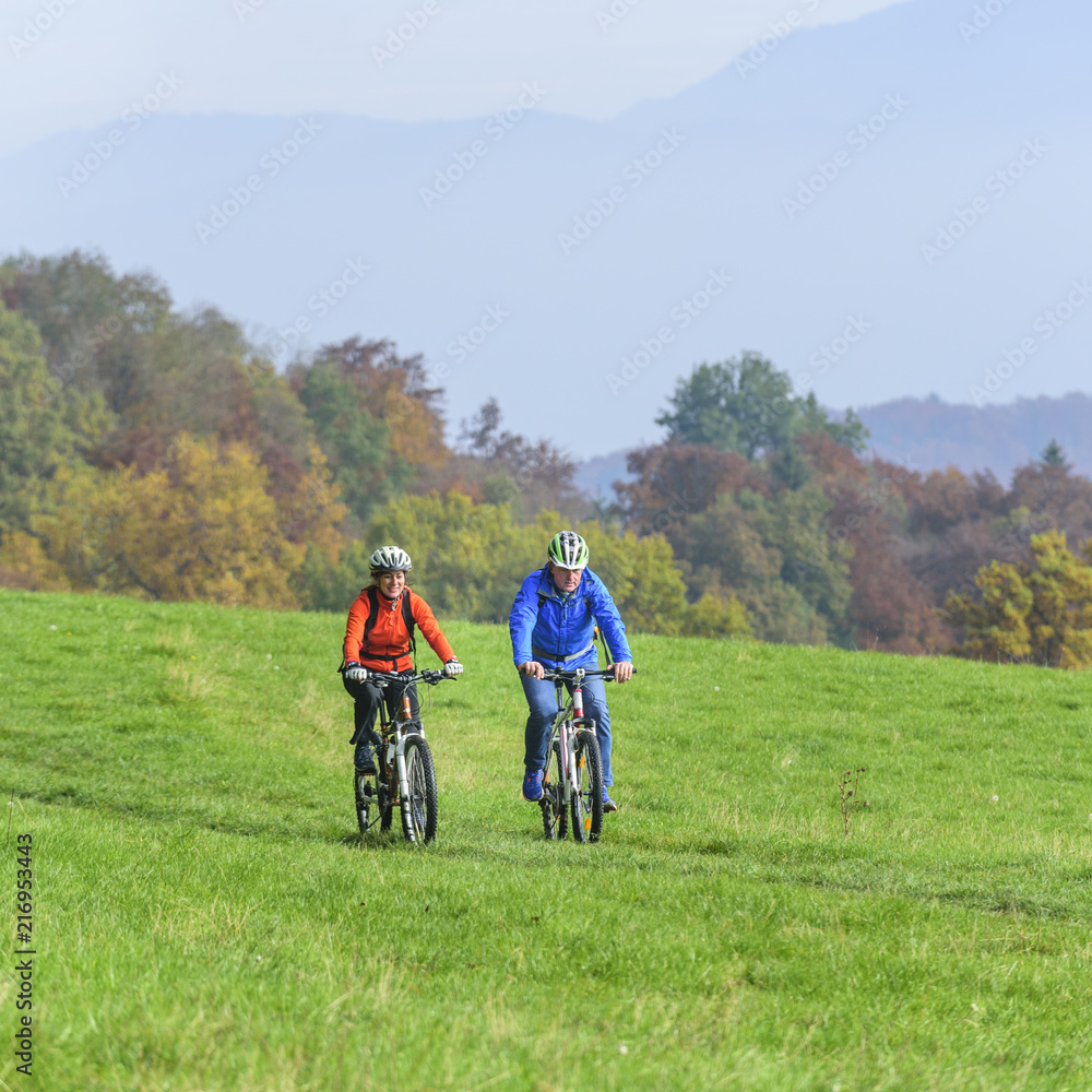 Fototapeta premium raus in die herbstliche Natur mit dem MTB