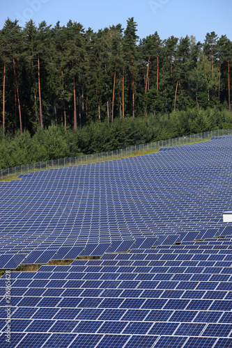 Solarfeld, Solarpark in der Landschaft, Fesselsdorf, Bayern, Deutschland