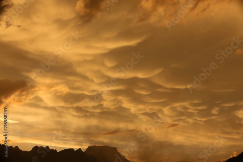 Cha  ne des Aravis au cr  puscule. Chain of Aravis at dusk.