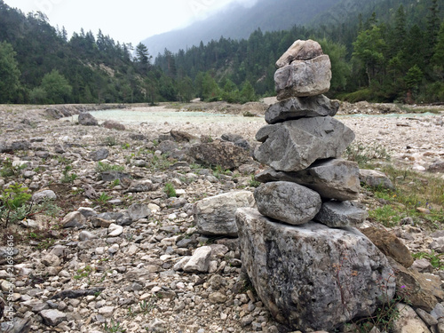 Fleeting art with rocks along the river Isar in the Alps © lensw0rld