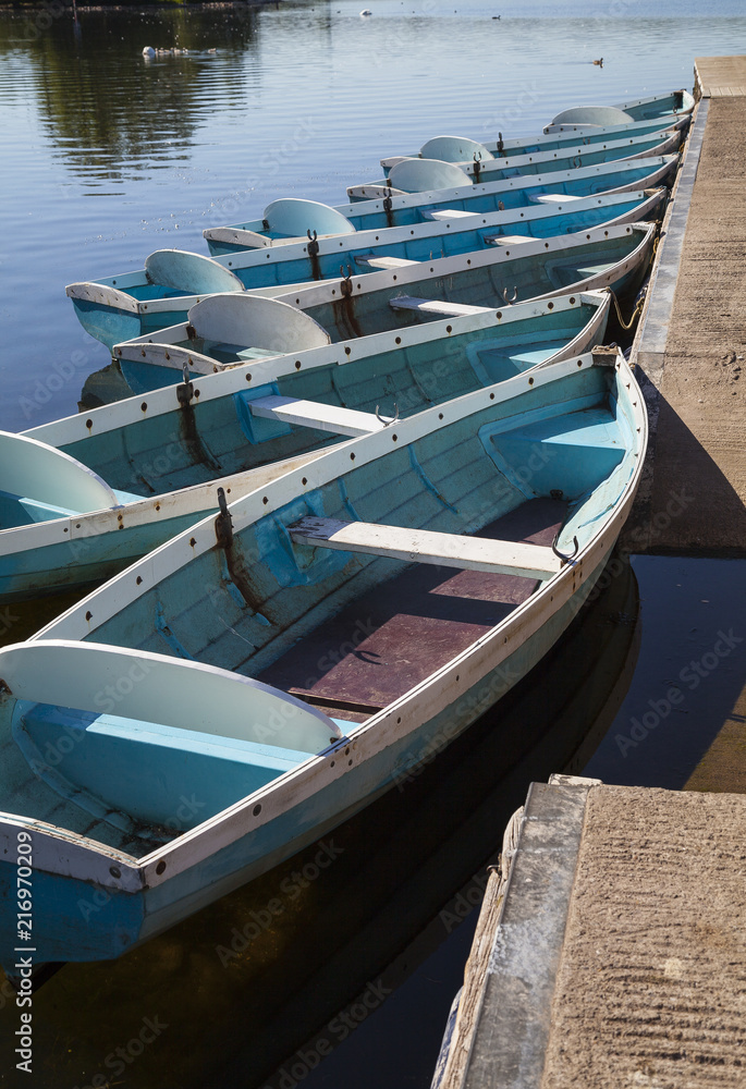 Ruderboote Welsh Crannóg Centre am Llangors Lake