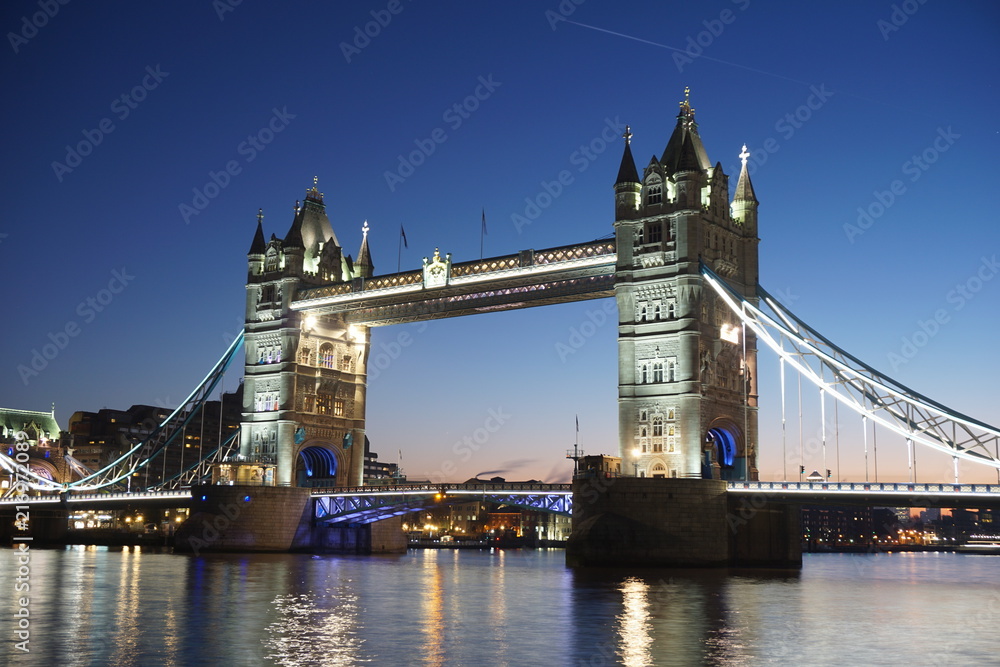 Obraz premium london, bridge, tower, river, england, tower bridge, thames, architecture, uk, landmark, night, water, city, blue, tourism, britain, sky, travel, london bridge, monument, history, famous, british, eur