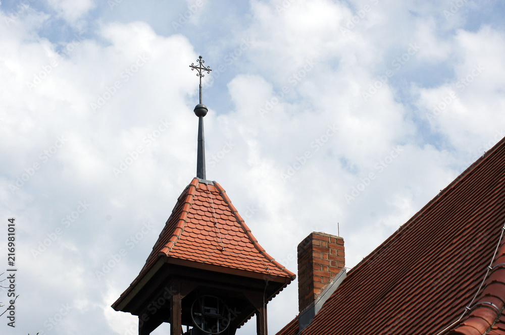 Kirchenglocke im Kirchturm oben am Himmel Kirchenglocke im Kirchturm oben am Himmel