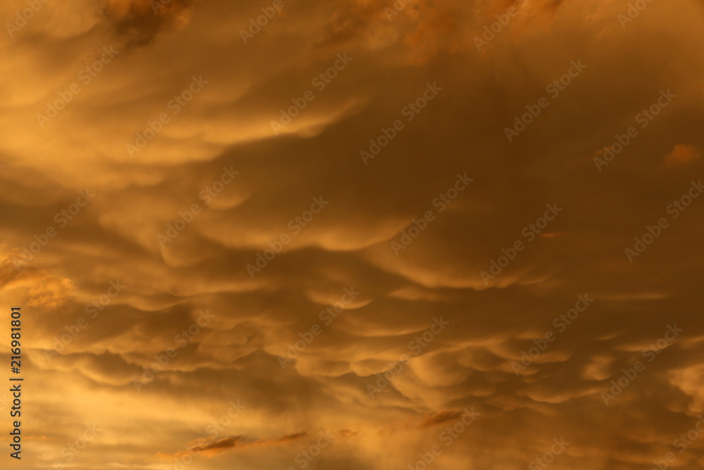 Naklejka premium Mammatus. Nuages au créuscule après un orage d'été. Clouds at dusk after a summer storm.