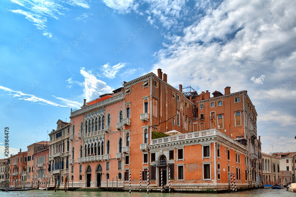 Auf einer Bootsfahrt auf dem Canal Grande in der wunderschönen Stadt Venedig in Italien sieht man viele tolle alte historische Gebäude und einen umwerfenden Wolkenhimmel