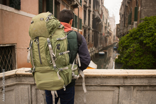 Rapaz com mochila de Viagem em Veneza