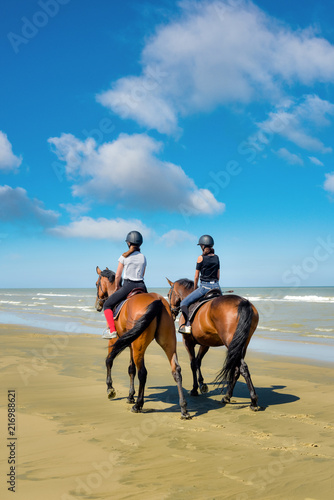 cavalières sur la plage en été © Image'in