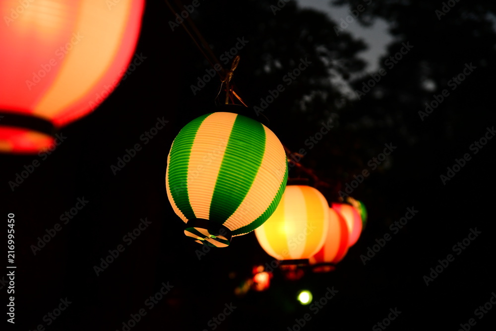 Obraz premium 提灯 夏祭り 夜